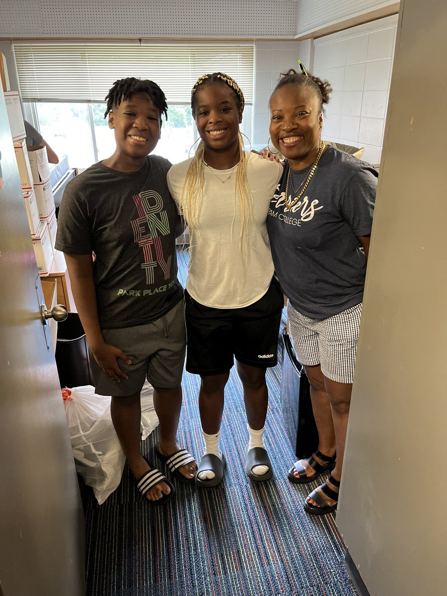 Welcome Class of 2027! 🐾

Our first-year athletes have officially made their debut and have moved into their dorm rooms! We’re excited to finally see them (and their families) at Hiram today. 

1/2