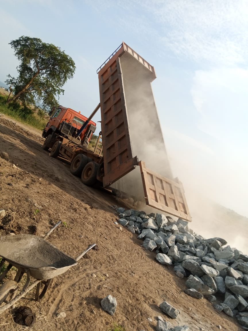 jerryk256's tweet photo. @bhabat87 I sell Aggregates of all sizes  and All types of sand. Sinotrucks are also available for hire.

Concrete blocks of all sizes are also available. https://t.co/4unIKFz9Nf