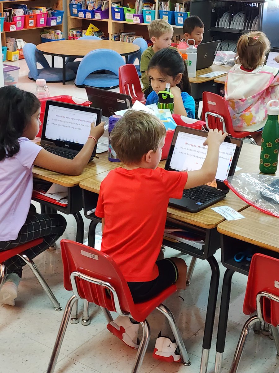 Anderson3rdPES's tweet photo. Students practiced using Seesaw to locate pattern words in their text.  They used the highlight tool then recorded themselves for fluency practice.  They loved it!  @lisagarosi @FultonZone7 @CogburnWoodsES @Seesaw #andersonfirsties https://t.co/zC7khqDFuS