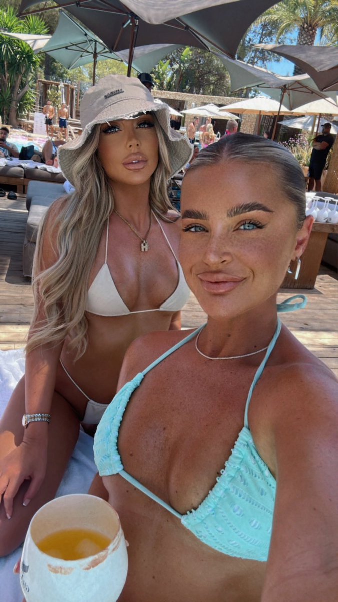 FernEdwards's tweet image. POV: you’ve booked another with your best friend @hollie_baxter1 🛩️