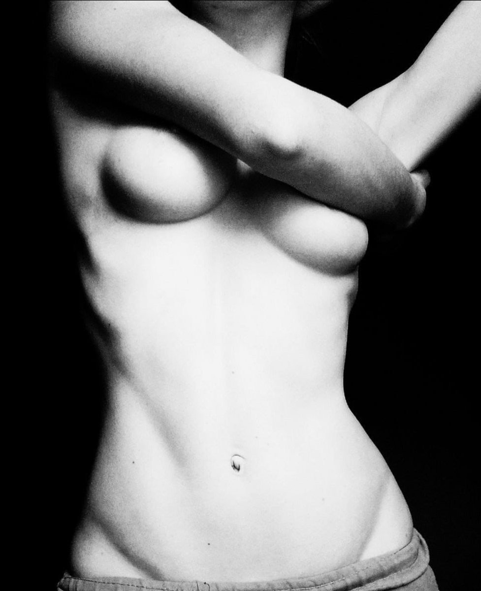 התמונה עלתה ברשות. אתמול ביקשתי ממישהי שאני סוג של יוצא איתה שתשלח לי תמונה שלה, כי בא לי לצייר אותה. היא שלחה לי את זה. ואמרתי לה  שאני פחות מתחבר ומעדיף את הפנים. היא נעלבה. אני מרגיש שלא העלבתי