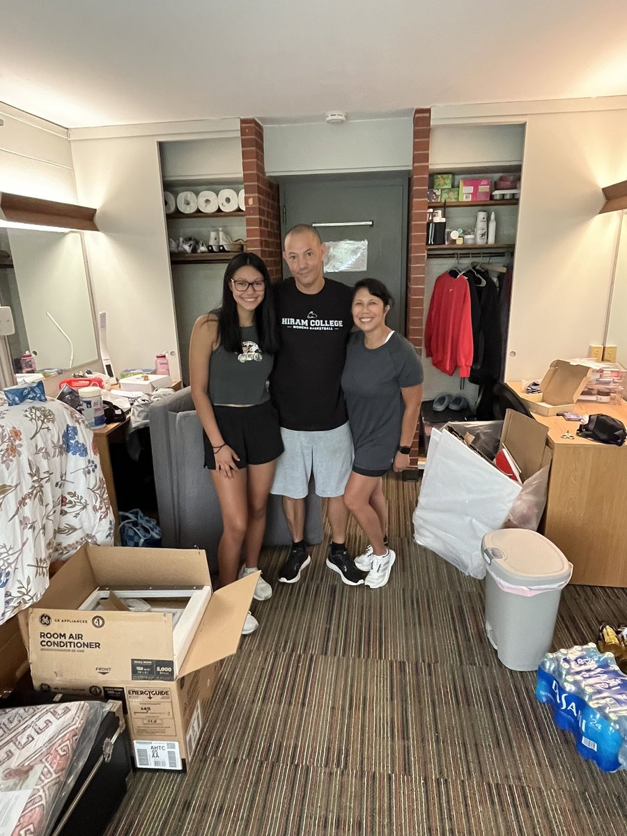 Welcome Class of 2027! 🐾

Our first-year athletes have officially made their debut and have moved into their dorm rooms! We’re excited to finally see them (and their families) at Hiram today. 

2/2