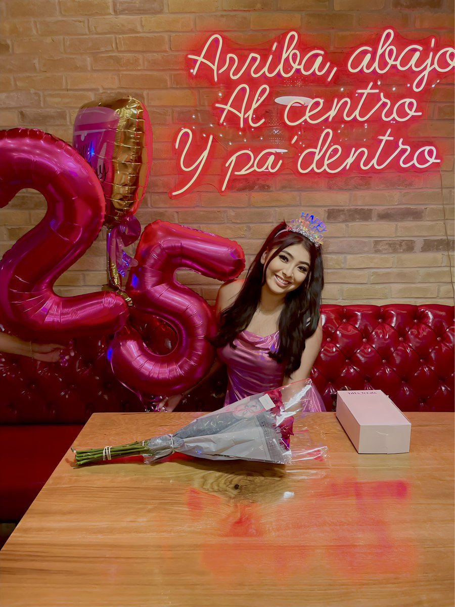 vescobar24's tweet photo. My fav holiday🎂👑💕 https://t.co/gto0ObrIqf