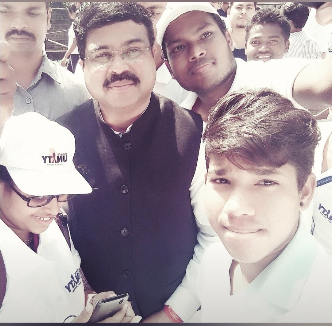 rahulnihal5's tweet photo. Great Memories with Cabinet Minister for Education and Skill Development and Entrepreneurship Shri @dpradhanbjp Sir 🙏
#india #Odisha #selfie #leadership #balimela #gamescom2023 https://t.co/VQ4K09FdDN