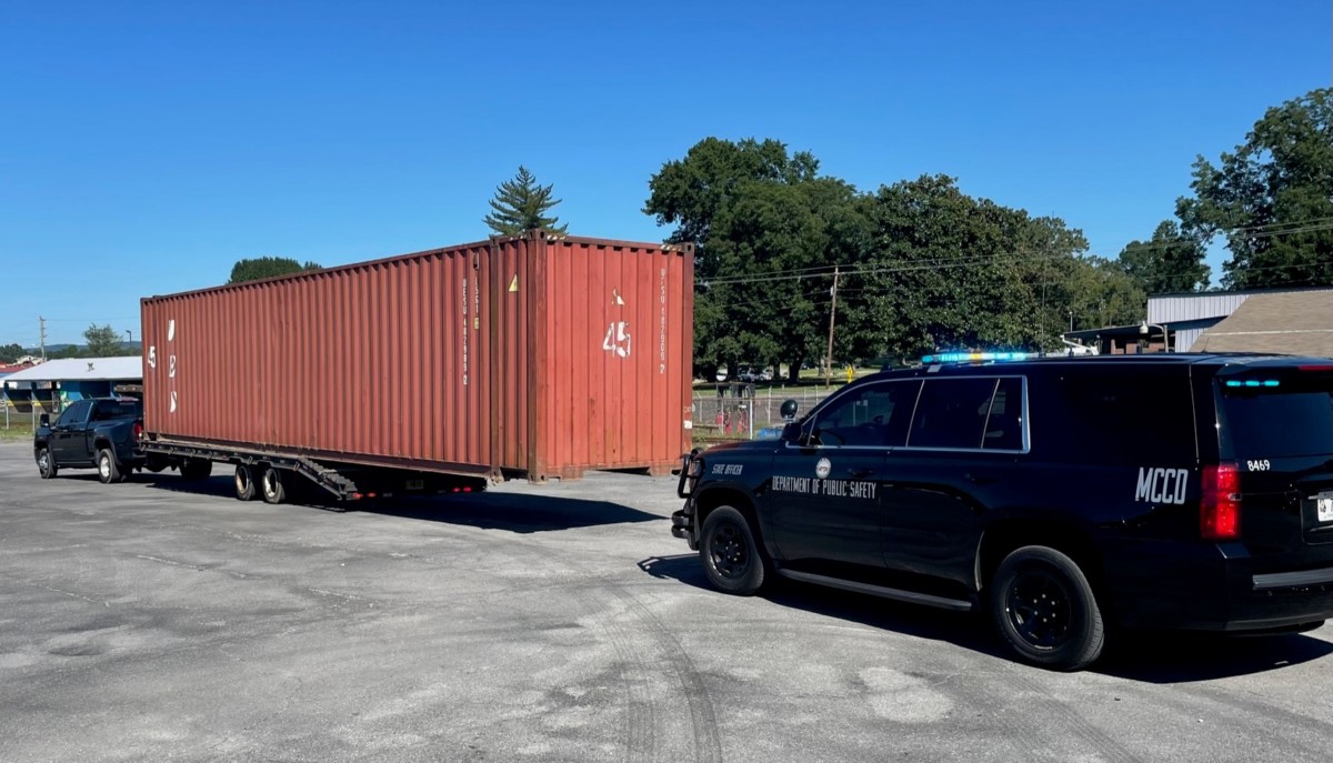 Rig_Park's tweet photo. 'Unsafe and unacceptable' -- Georgia DPS calls out pickup driver's container haul https://t.co/UZY7z0O74R #trucking #truckers #rigpark #truckstop #freight #2022 #parking https://t.co/KaRH6PENms