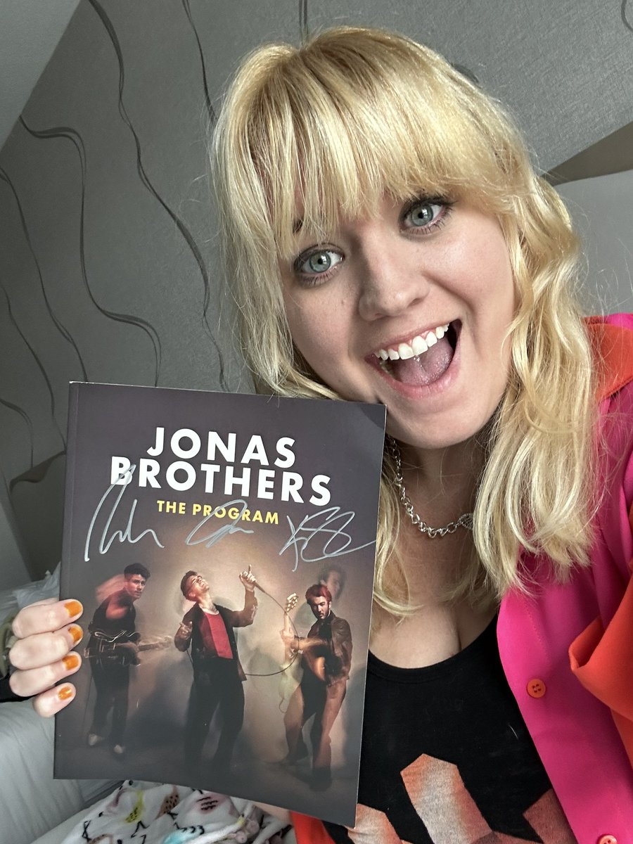 sammi_0815's tweet photo. Thank you @jonasbrothers @nickjonas @joejonas @kevinjonas for #TheMerch pop up for #TheTour see ya tonight! https://t.co/Q44lutKfmX