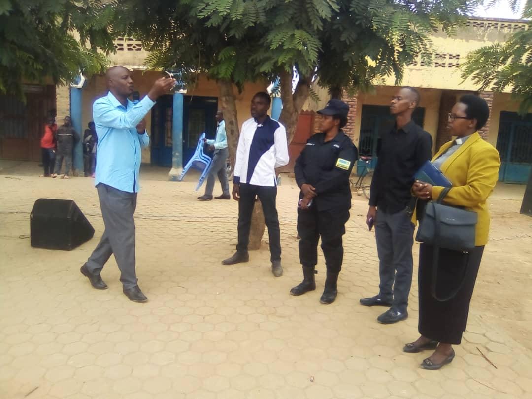 RilimaBugesera's tweet photo. Inzego z'ubuyobozi bw'Umurenge zihagarariwe na #SEBARUNDI_Ephrem #ESRilima hamwe n'inzego z'umutekano zikaba zatanze ubutumwa bujyanye n'icyo giterane #tunywe_less_campain Inzoga si iz'abato. 
@MutabaziRich 
@BugeseraDistr 
@RwandaEast https://t.co/HWPKuJUxFp