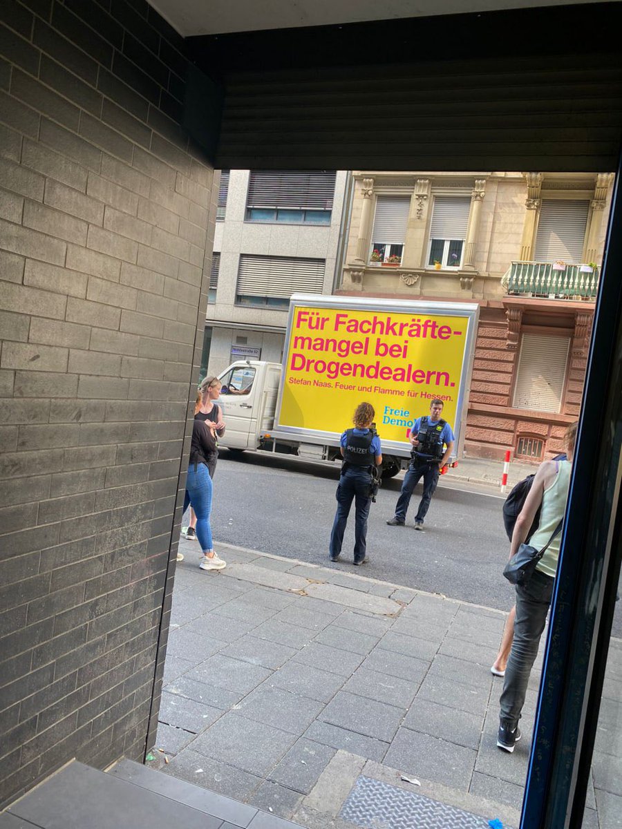 Die FDP stellt sowas vor Konsumräumen in Frankfurt, Bullerei Post davor und meine Frage ist wie lange das noch steht bis spontaner Selbstentzündung?