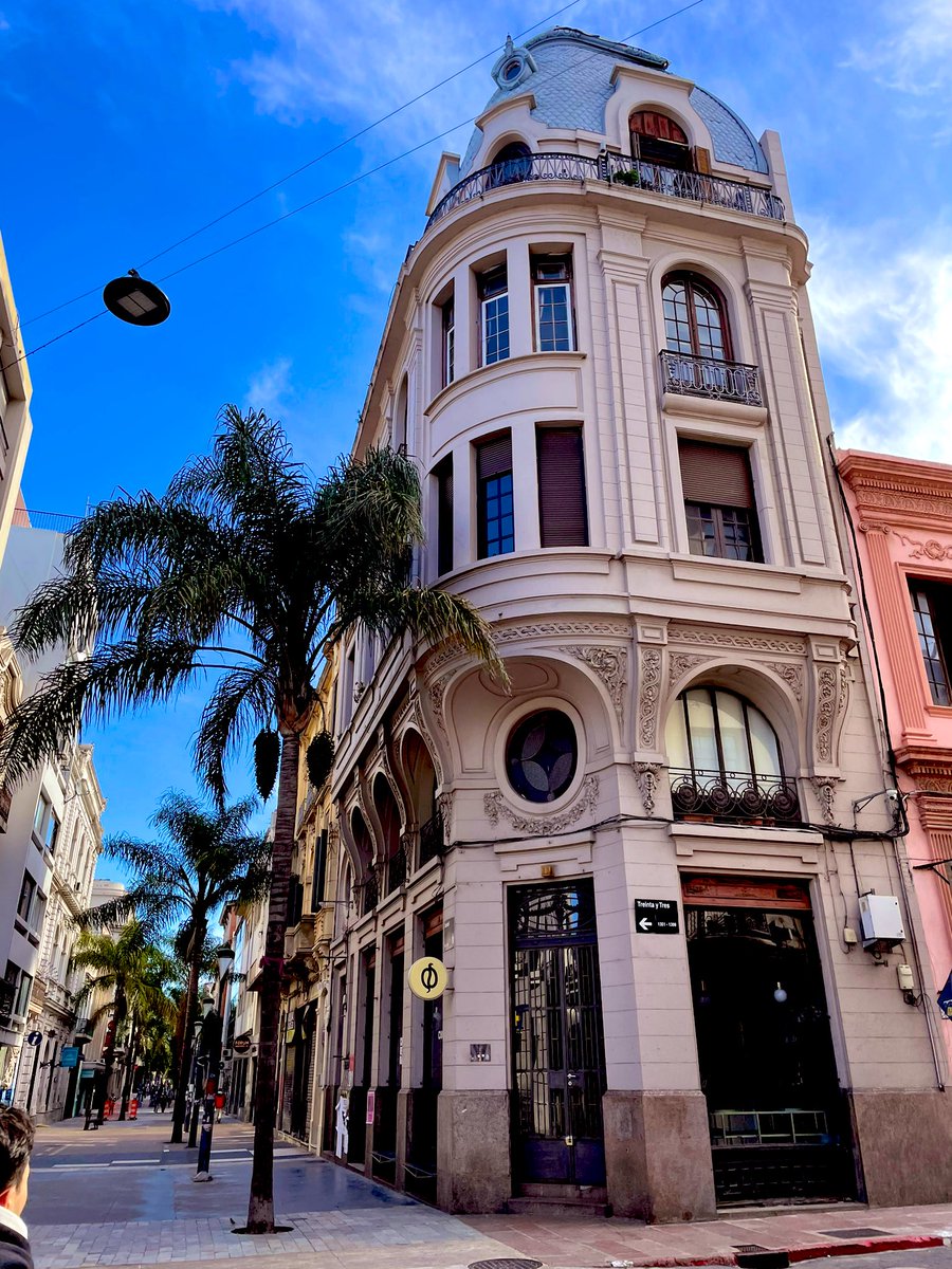 Mirkeliis's tweet photo. 25 de agosto por la Ciudad Vieja - Montevideo 🏙️ 🇺🇾.
Un espectáculo su arquitectura colonial. https://t.co/pYpDi3nBA8