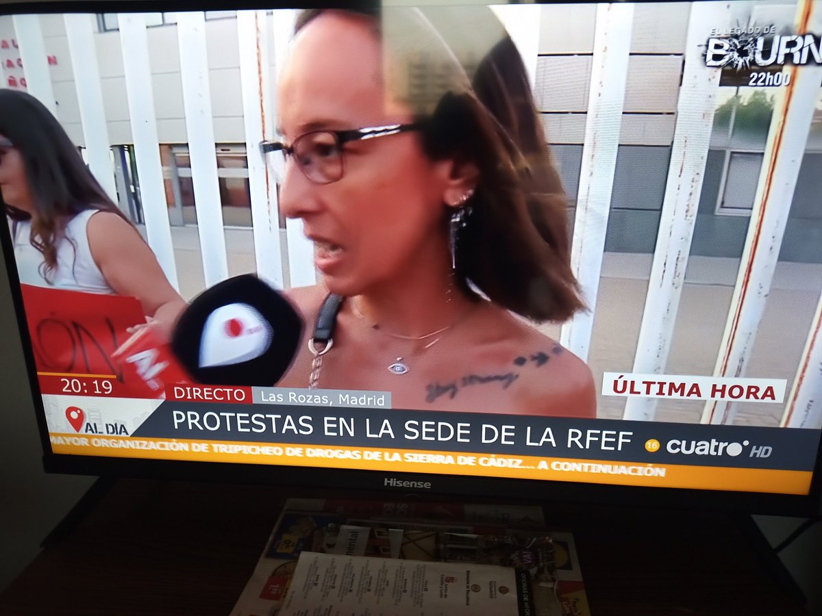 FuncionarioCris's tweet photo. HAN MANDADO A LAS CHAROS A LA PUERTA DE LA RFEF.#TEAMCHARO #CHAROCRACIA #RUBIALESINOCENTE https://t.co/m35XTTOZE0
