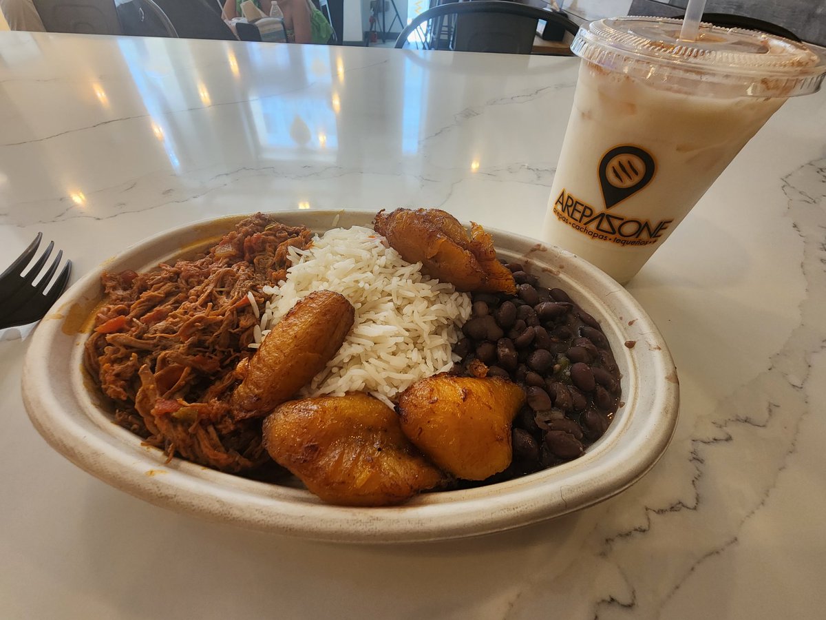camilo_hdezd's tweet photo. Mi hotel está a unas pocas cuadras de la Casa Blanca, y estoy comiéndome un pabellón con una chicha, mientras suena "If you go to San Francisco".
#FalloEnLaMatrix https://t.co/jQwl2qjU0E