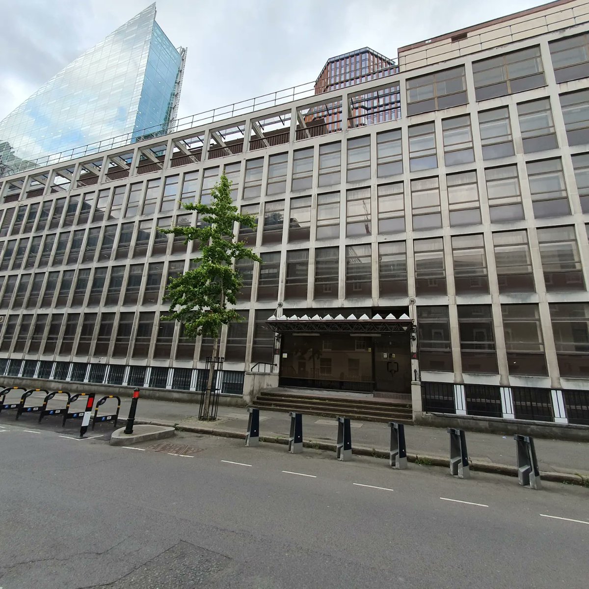 RyKas's tweet image. "A word in your shell-like, pal"......

A little #AshesToAshes tour to see Luigi's Trattoria &amp;amp; the outside of Alex's flat plus Fenchurch East police station!

#AlexDrake #GeneHunt #RayCarling #ChrisSkelton #SharonGranger #JimKeats #FenchurchEastCID #LuigisTrattoria