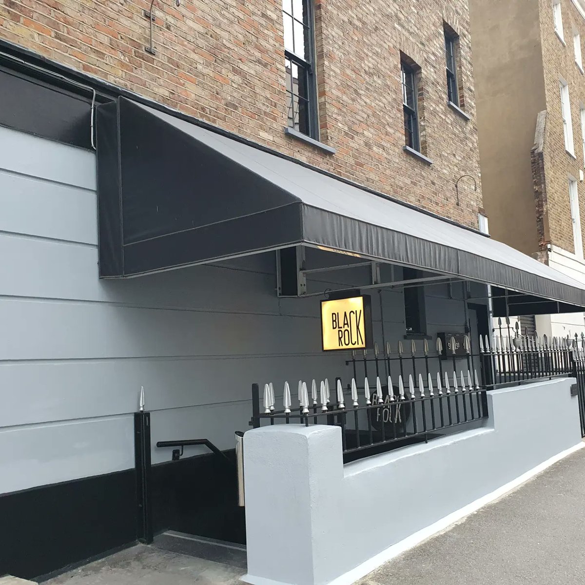 RyKas's tweet image. "A word in your shell-like, pal"......

A little #AshesToAshes tour to see Luigi's Trattoria &amp;amp; the outside of Alex's flat plus Fenchurch East police station!

#AlexDrake #GeneHunt #RayCarling #ChrisSkelton #SharonGranger #JimKeats #FenchurchEastCID #LuigisTrattoria