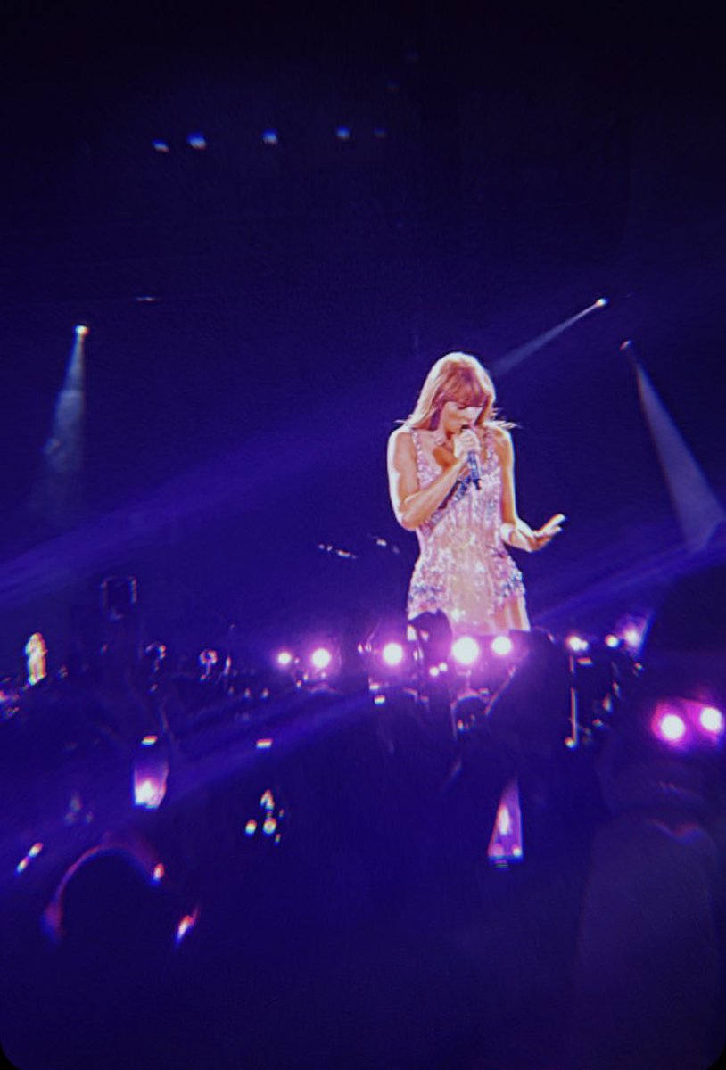 dianamonge09's tweet photo. Se me hacia absurdo que dijeran que la música de un artista te ayudaba en tus momentos tristes, te escuche cantar en vivo y cambie de opinión ❤️‍🩹 https://t.co/mfuUG09y3R