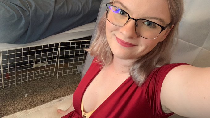 But hey at least I look nice, despite the interruption of the roomie!! https://t.co/VouZQjw1tx<a href="/tag/newprofilepic"class="tags"><span>#newprofilepic</span></a>