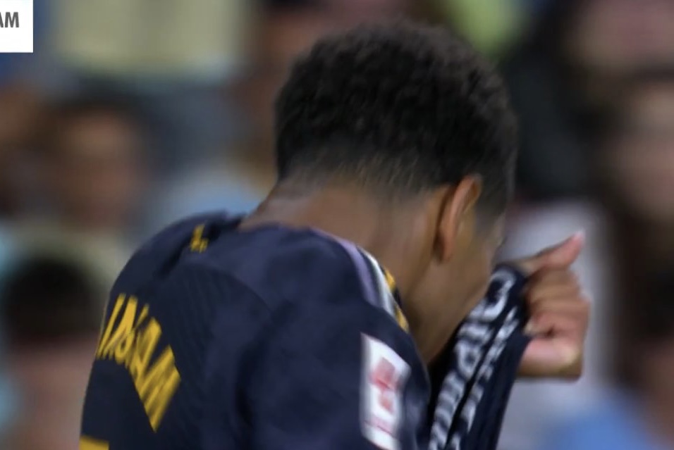 theMadridZone's tweet photo. Jude Bellingham kissing the badge 🤍 https://t.co/eHvPrJITJb