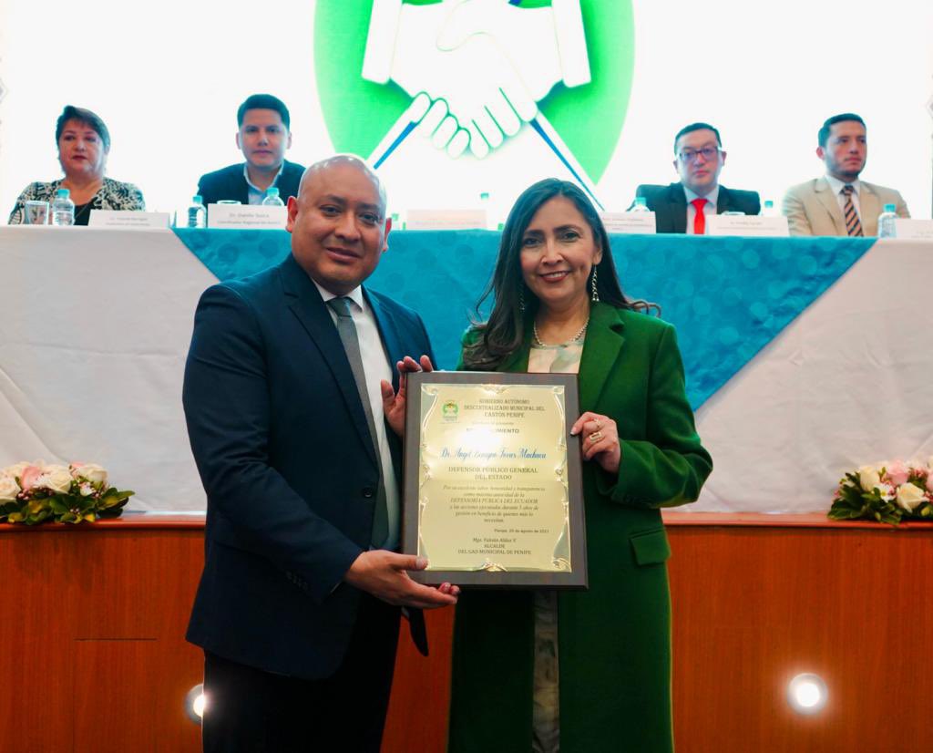 El alcalde de #Penipe, Fabián Aldaz, destacó el trabajo de la <a href="/DefPublicaEC/">Defensoría Pública del Ecuador</a>, pues aseguró que el proyecto de #LaRutaDeLosDerechos 🚍, complementa el mandato constitucional de que, todas las personas 🙋🏻‍♀️ 🙋🏻‍♂️ puedan acceder a la justicia.  Además, al finalizar, realizó la entrega de