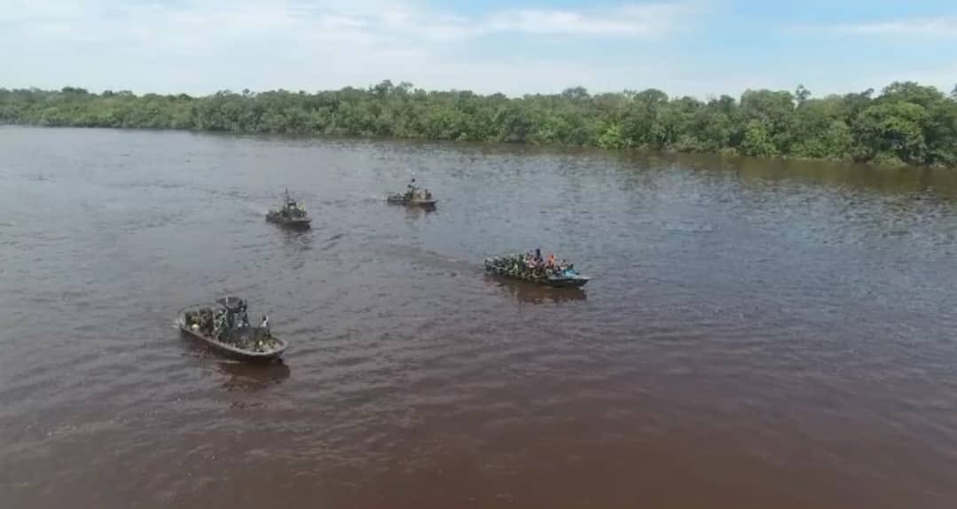 En el marco de la #OperacionAutana2023 #FANB se encuentra desplegada en misiones de patrullaje y reconocimiento fluvial sobre el Río Orinoco, de acuerdo al itinerario jalonado por los puntos del Alto Orinoco: La Esmeralda, coordenadas: 03°10′27.29′′N/65°32′38.12′′O- Mavaca,…