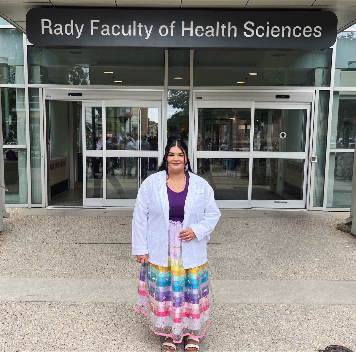 accessuofm's tweet photo. We are so proud of #AccessUM’s Kiana Tait, one of 125 new medical students welcomed by the @UM_RadyFHS on Wednesday. As #UMIndigenous students see her in her white coat, she tells @CBCManitoba she hopes they will consider a career in medicine too.

Read: https://t.co/TsQmPsZ7u9 https://t.co/00azYB2OEH