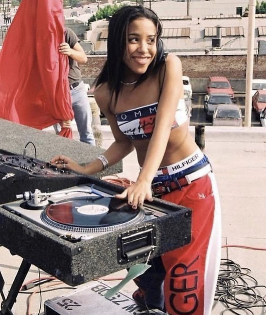 ilovehiphop_88's tweet image. Aaliyah 🙏🏾🕊️