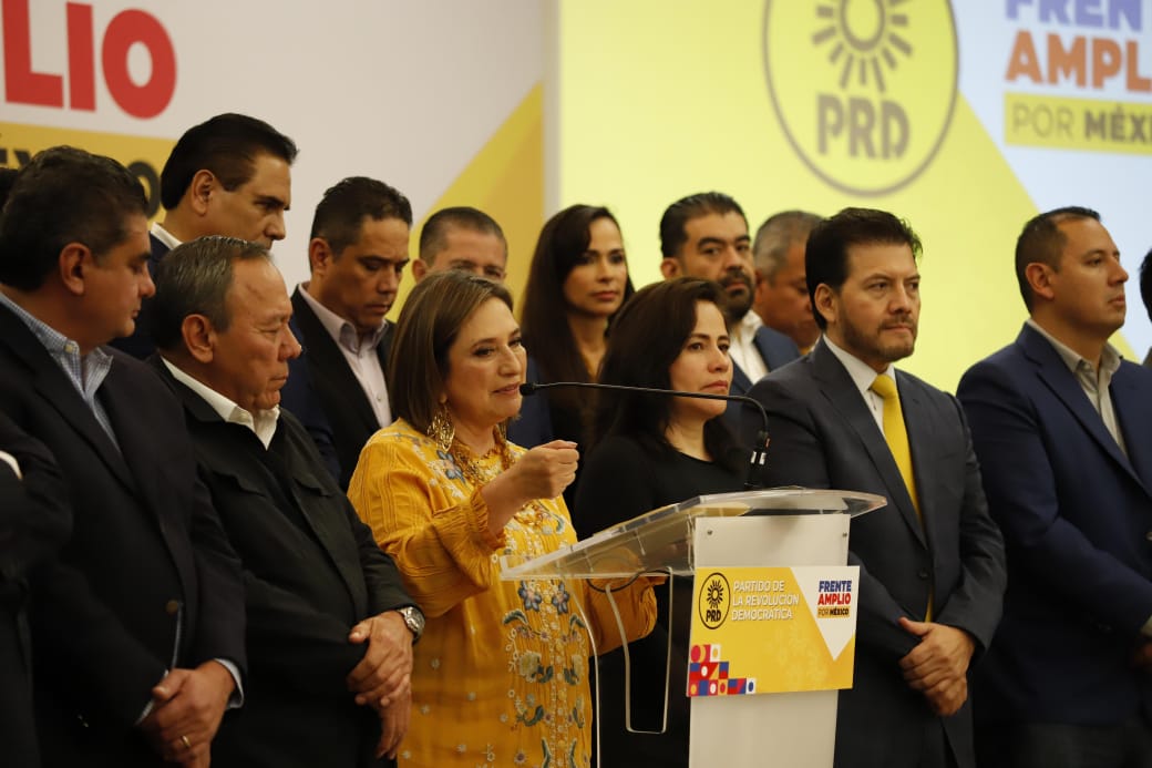 PRDMexico's tweet photo. ¡Al grito de #XóchitlAlFrente y el #PRD presente!, las y los perredistas cerramos filas con la aspirante a representar la construcción del #FrenteAmplioPorMéxico 
Democracia ya, patria para todas y todos. https://t.co/bJLrgXIIWk