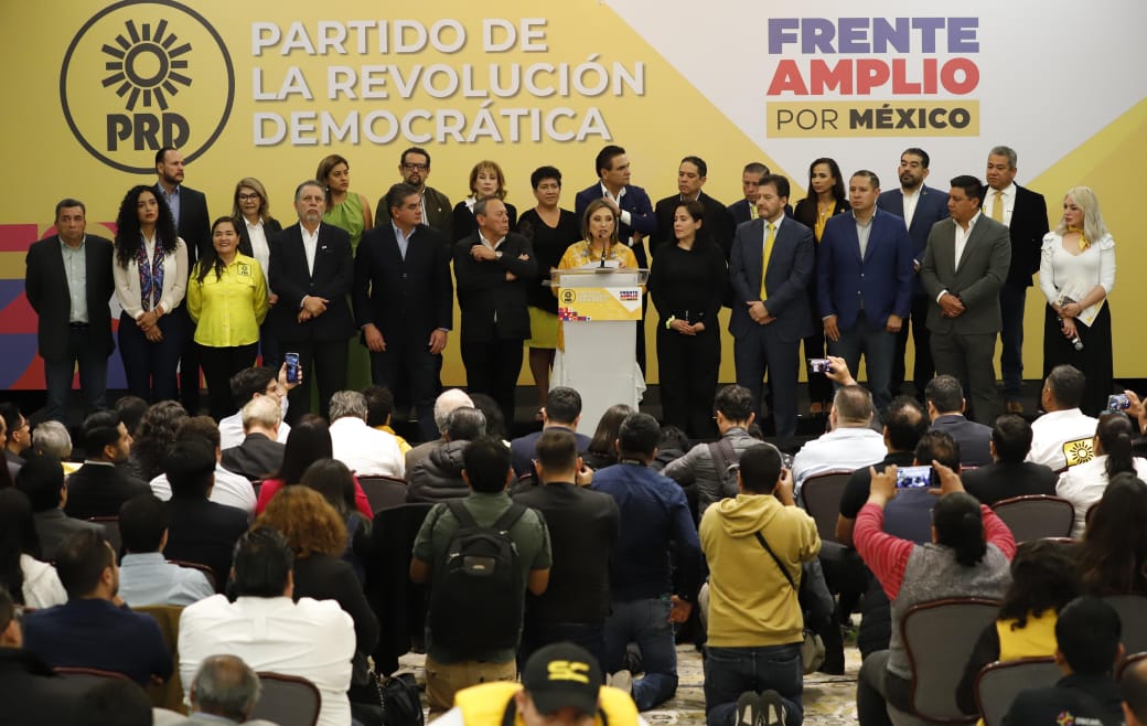 PRDMexico's tweet photo. ¡Al grito de #XóchitlAlFrente y el #PRD presente!, las y los perredistas cerramos filas con la aspirante a representar la construcción del #FrenteAmplioPorMéxico 
Democracia ya, patria para todas y todos. https://t.co/bJLrgXIIWk