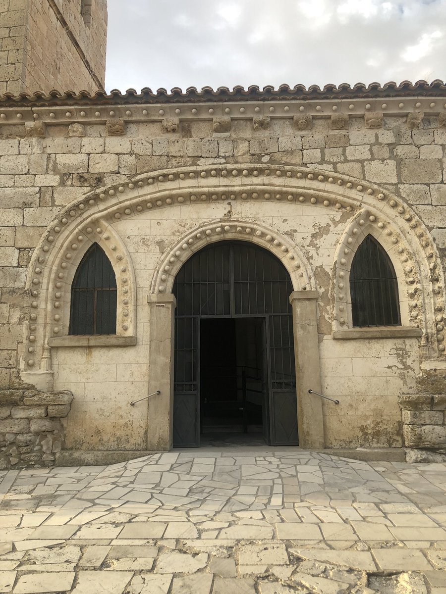 Benito_Navarret's tweet photo. Preciosas #pomas de la Iglesia de Langayo transición del XV al XVI, si os dais cuenta se ve el cabo del cordón franciscano https://t.co/J5FQvsKMYI