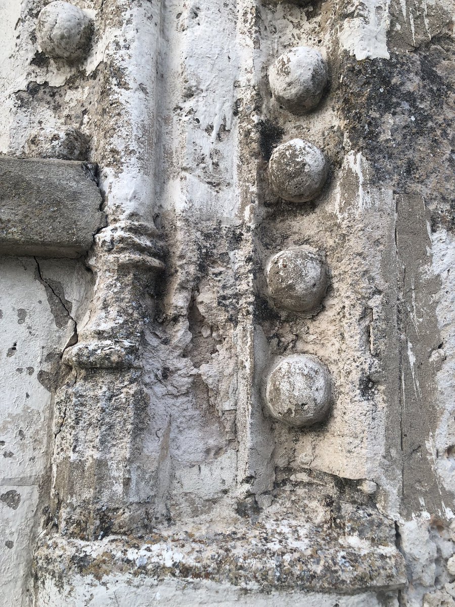Benito_Navarret's tweet photo. Preciosas #pomas de la Iglesia de Langayo transición del XV al XVI, si os dais cuenta se ve el cabo del cordón franciscano https://t.co/J5FQvsKMYI
