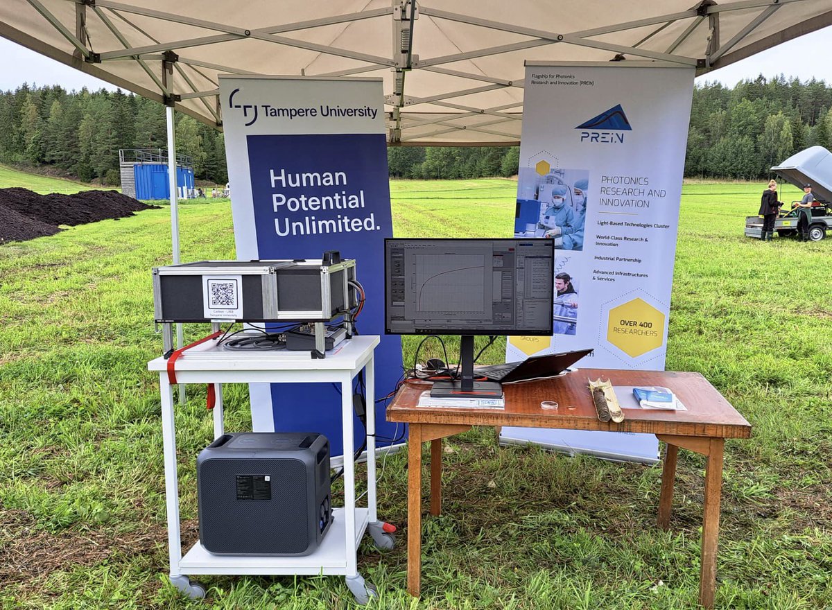 jiiviljai's tweet photo. #HiiliLaser esillä Maan puolustuspäivillä Qvidjassa #MPK. Tiivitaavihupparit meinasivat lämpimänä päivänä olla liikaa😅

#CarbonAction #SOCCHA @tau_photonics @TampereUni @mmm_fi  @vishal612971 https://t.co/uUHPfSaRG5