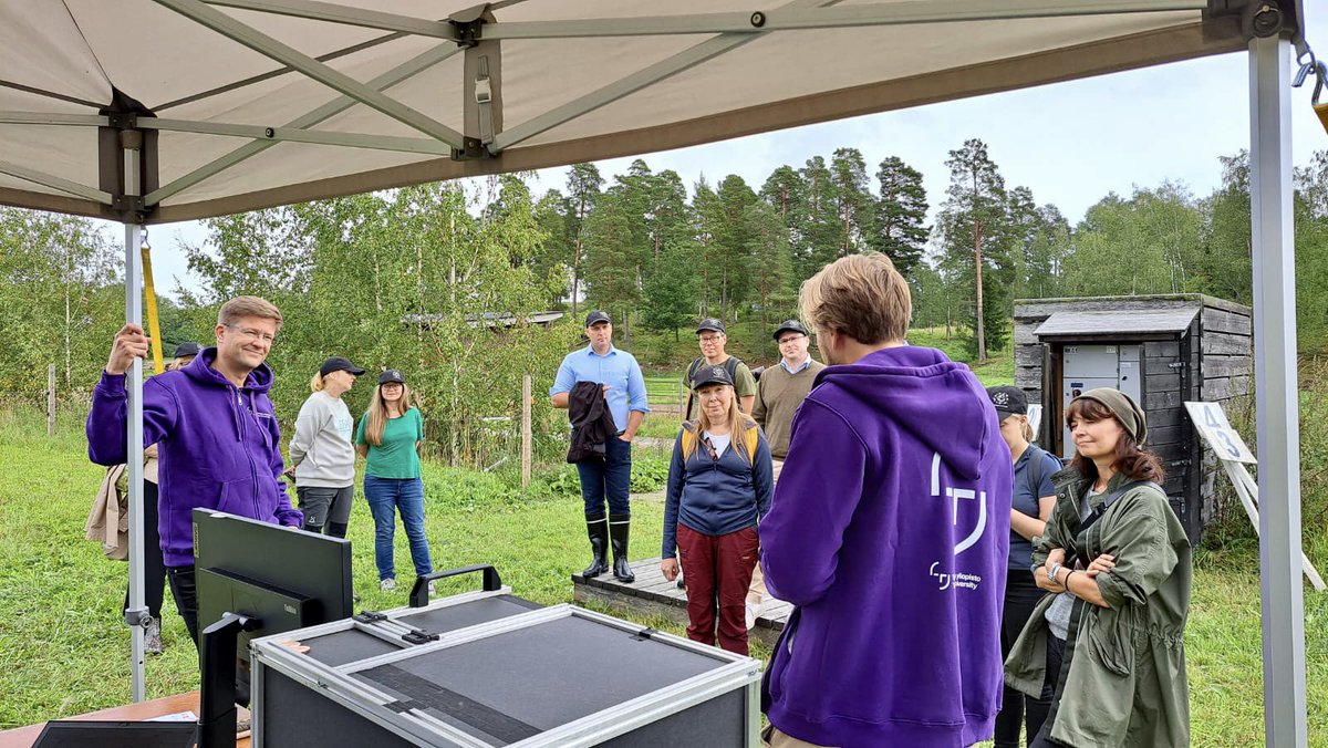 jiiviljai's tweet photo. #HiiliLaser esillä Maan puolustuspäivillä Qvidjassa #MPK. Tiivitaavihupparit meinasivat lämpimänä päivänä olla liikaa😅

#CarbonAction #SOCCHA @tau_photonics @TampereUni @mmm_fi  @vishal612971 https://t.co/uUHPfSaRG5