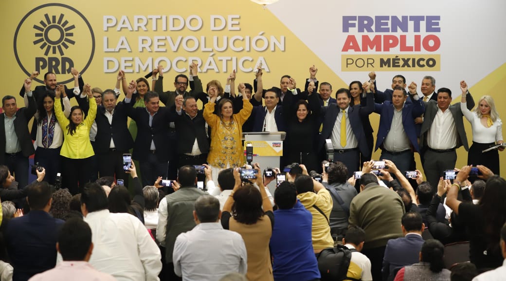PRDMexico's tweet photo. ¡Al grito de #XóchitlAlFrente y el #PRD presente!, las y los perredistas cerramos filas con la aspirante a representar la construcción del #FrenteAmplioPorMéxico 
Democracia ya, patria para todas y todos. https://t.co/bJLrgXIIWk