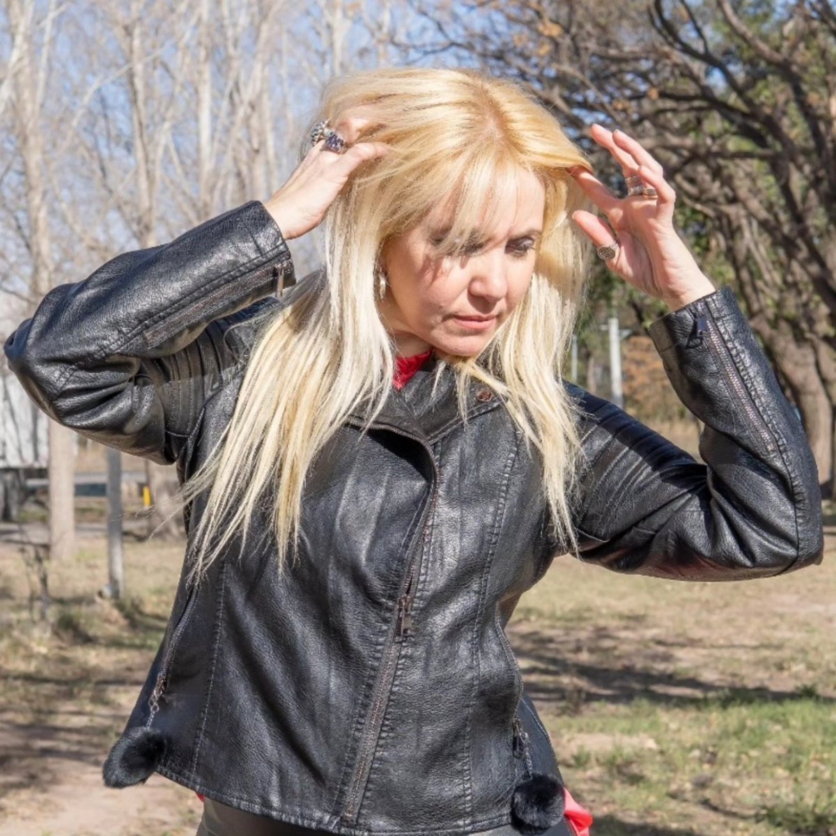 ivanaferrucci1's tweet photo. Por favorrr miren lo que es esta campera de cuero de @santoespiritumujer un fuego 🔥  y super calentita 

Gracias Sole 🌟 por abrigarme
Búscala en 
@santoespiritumujer 

Fotos @vanvazquez74 
#camperasdecuero #camperas #ivanaferrucci #entretenimientoscordoba https://t.co/fSSUaxhza7