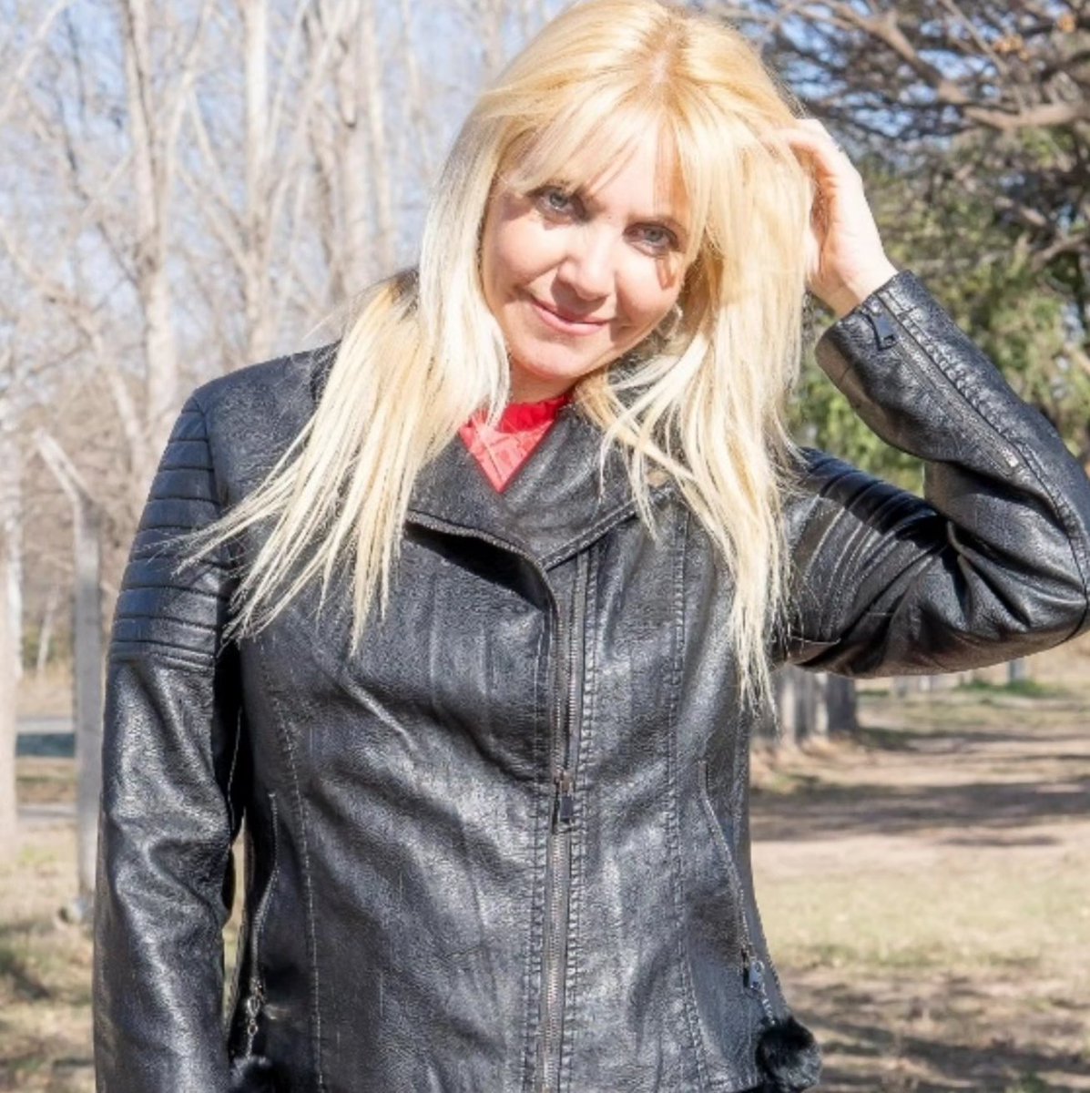 ivanaferrucci1's tweet photo. Por favorrr miren lo que es esta campera de cuero de @santoespiritumujer un fuego 🔥  y super calentita 

Gracias Sole 🌟 por abrigarme
Búscala en 
@santoespiritumujer 

Fotos @vanvazquez74 
#camperasdecuero #camperas #ivanaferrucci #entretenimientoscordoba https://t.co/fSSUaxhza7