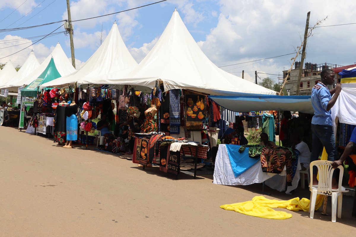 USSIAssociation's tweet image. #dayone of @USSIAssociation  #FortPortal #streetmarket #done. Join us for the remaining #days #BuyUgandaBuildUganda
#streetmarket #SME #events
#joinus