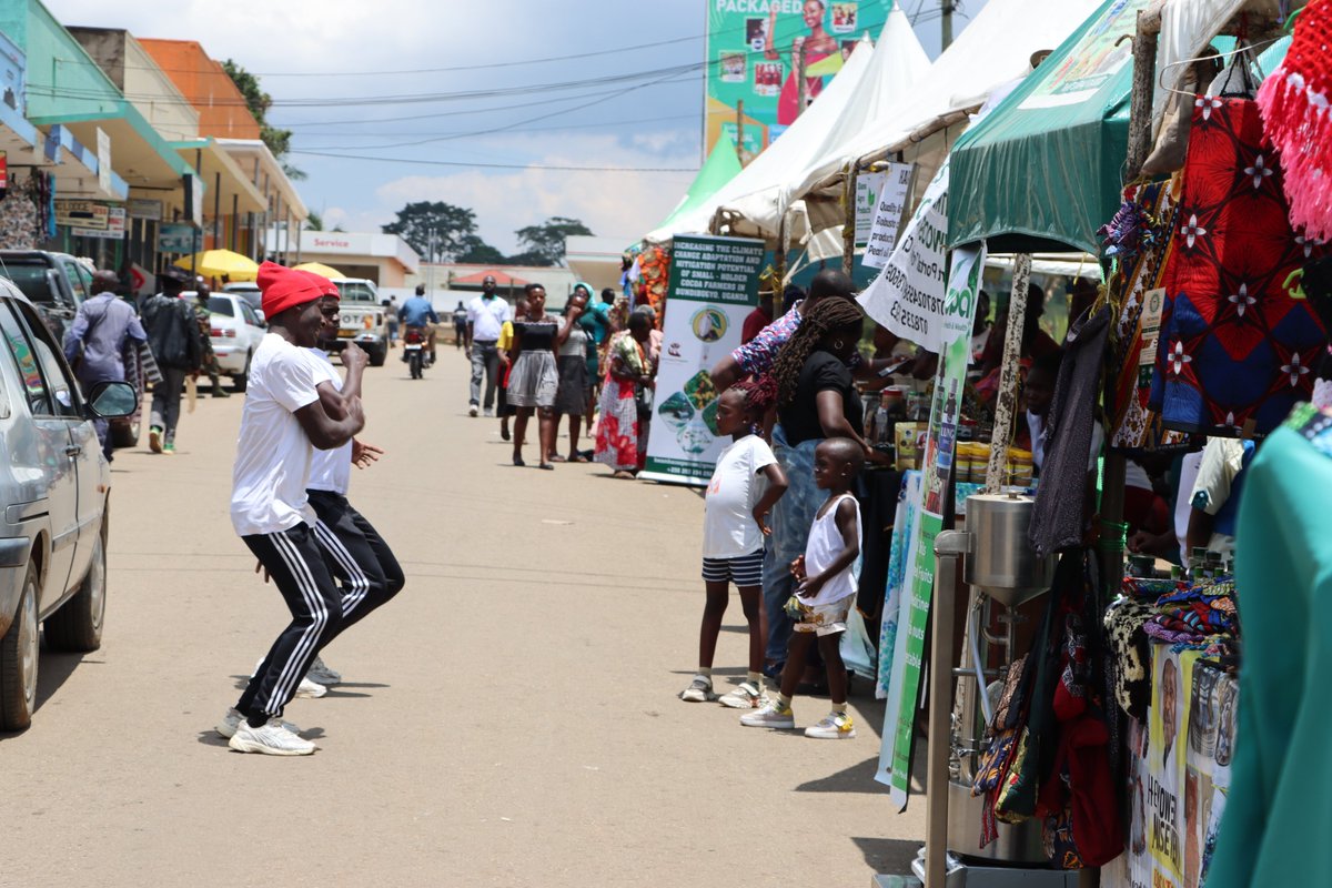 USSIAssociation's tweet image. #dayone of @USSIAssociation  #FortPortal #streetmarket #done. Join us for the remaining #days #BuyUgandaBuildUganda
#streetmarket #SME #events
#joinus