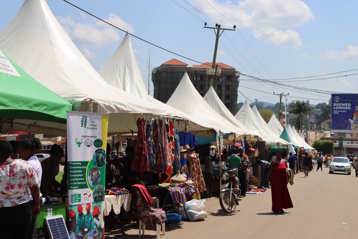 USSIAssociation's tweet image. #dayone of @USSIAssociation  #FortPortal #streetmarket #done. Join us for the remaining #days #BuyUgandaBuildUganda
#streetmarket #SME #events
#joinus