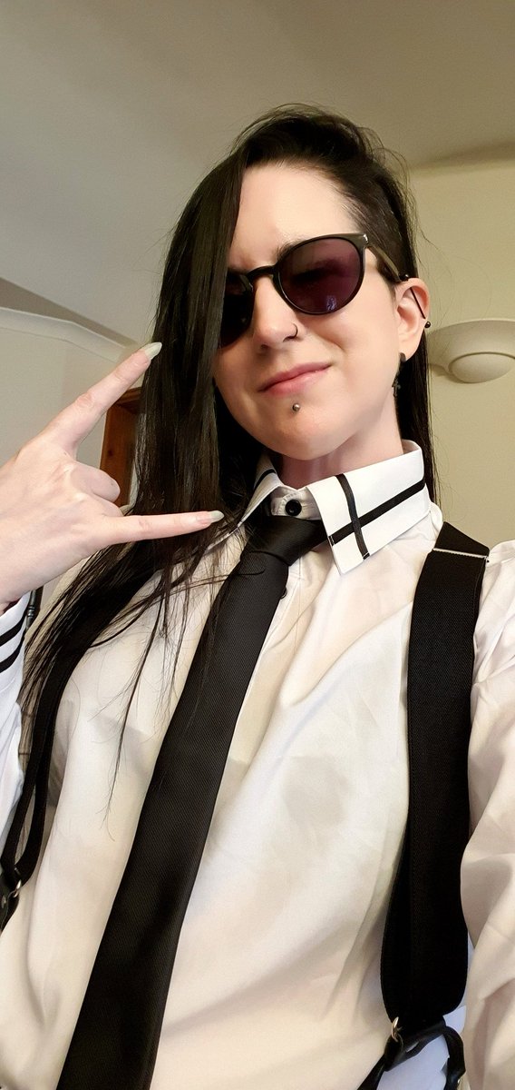 _moonhellion_'s tweet image. Shirts are cool af. I need more. What are y'all up to this weekend? #BankHolidayWeekend #FridayFeeling