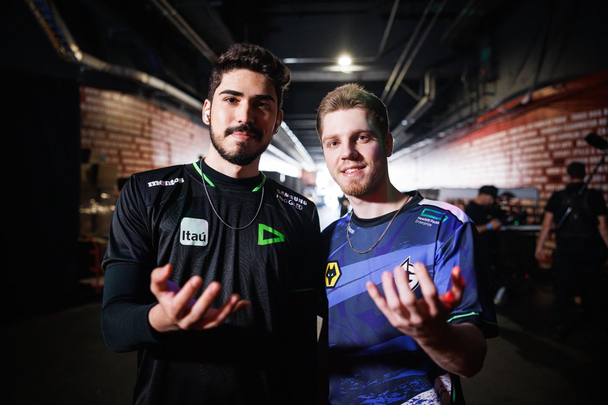ValorantEsports's tweet photo. In the building ✌️ #VALORANTChampions https://t.co/7Rl5uj89A2