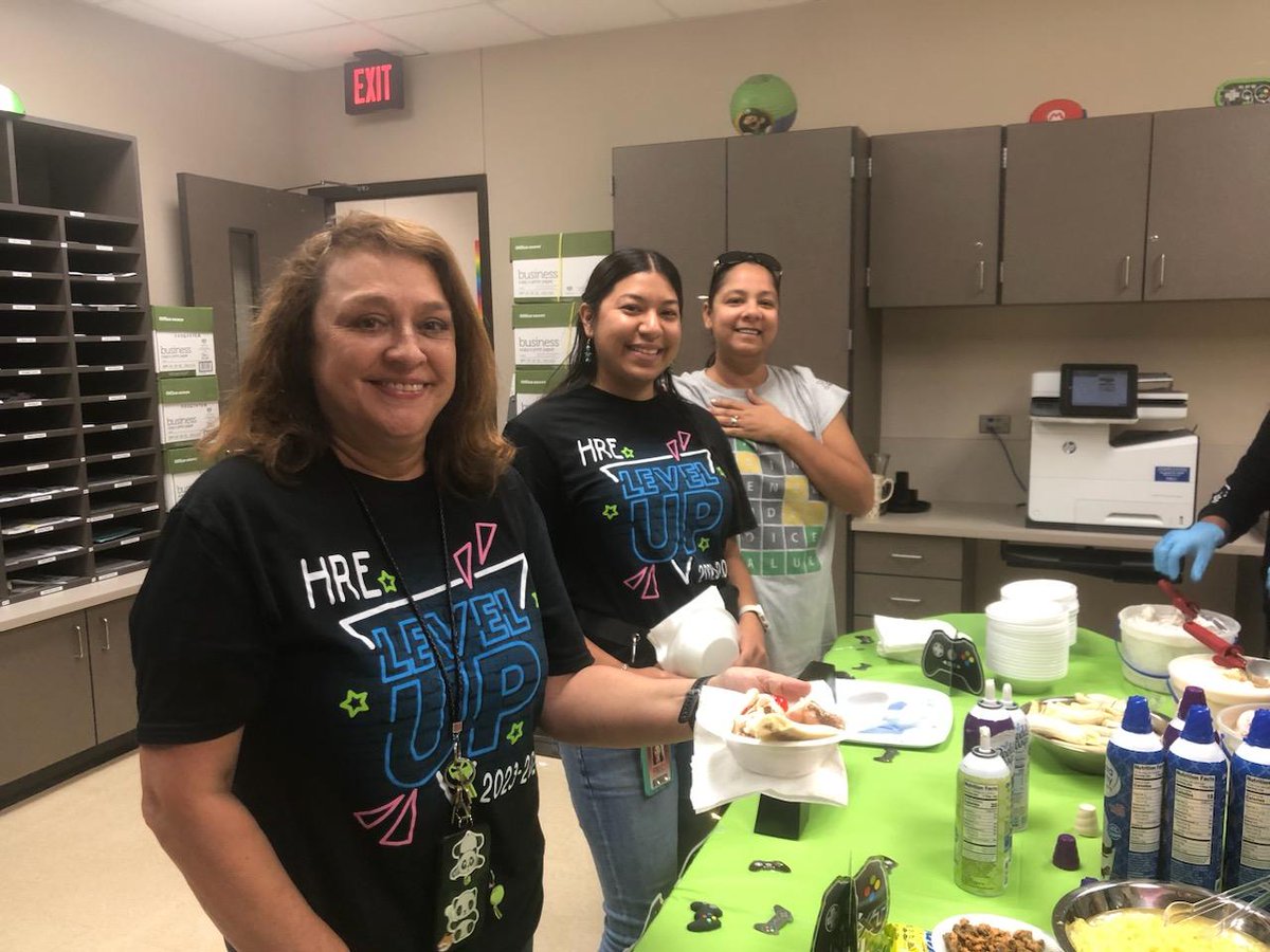 NATIONAL BANANA SPLIT DAY  at HRE 💙🤍🐎

Our teachers cooled off with a cool treat today 🍨 ‼️ Happy FriYAY💙🤍