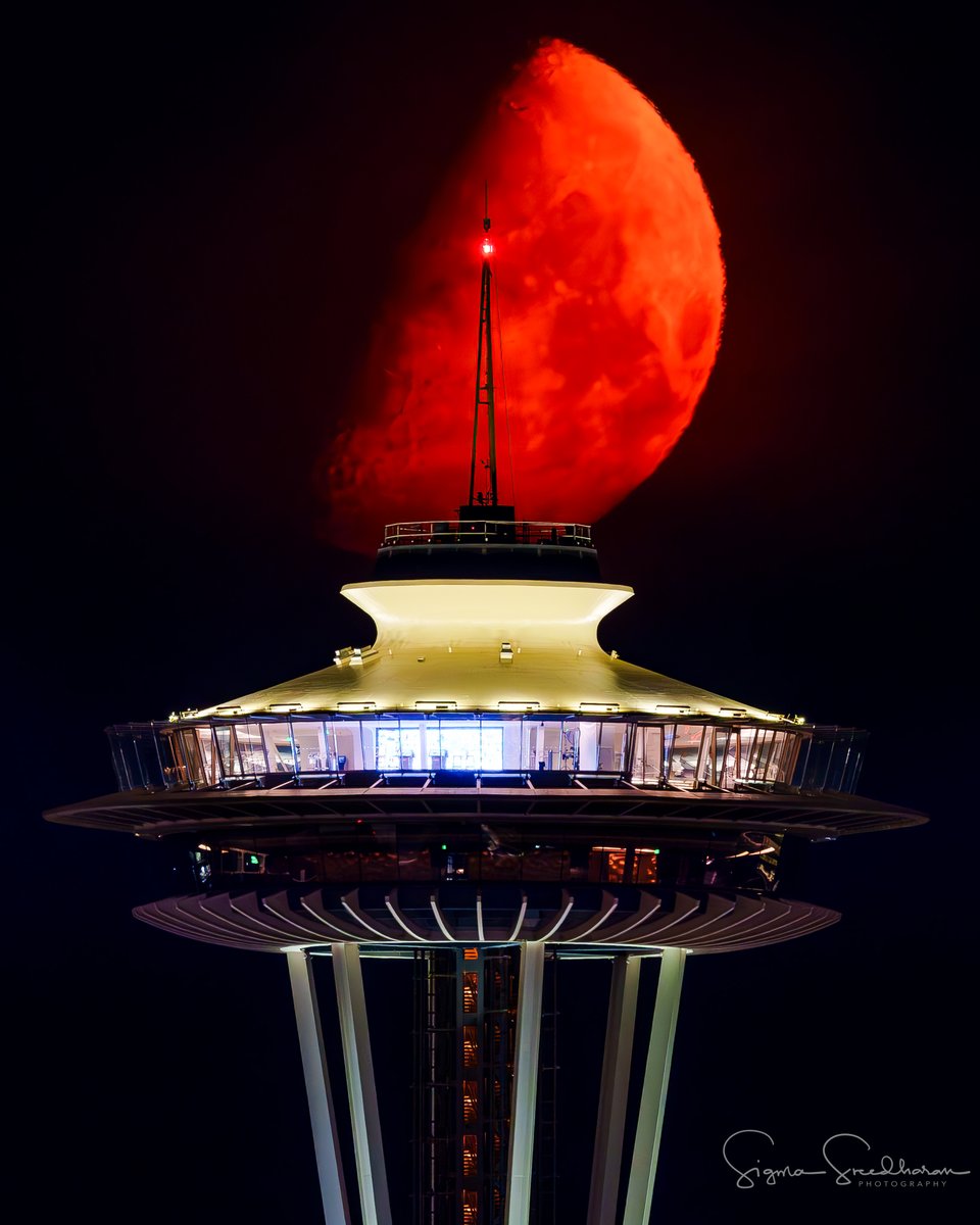 Here's yesterday's first quarter moon setting behind #SpaceNeedle in #Seattle. The moon is a bit fuzzy and it was glowing red due to the wildfire smoke haze in the air, and it completely disappeared into the haze a few minutes after this. Stay tuned for the timelapse.