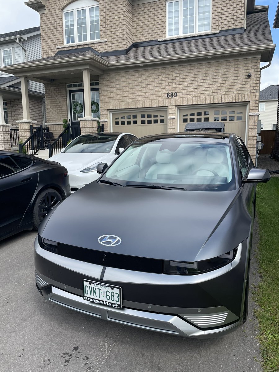 RandyNarinee's tweet photo. xEVs have different designs and features, so check their response guides before handling them.
For example, this @HyundaiCanada Ioniq5 BEV has a fuse you can pull out, while Teslas have a loop you need to cut.
#evresponse #BEV #firstresponders https://t.co/kyQRpZSQzZ