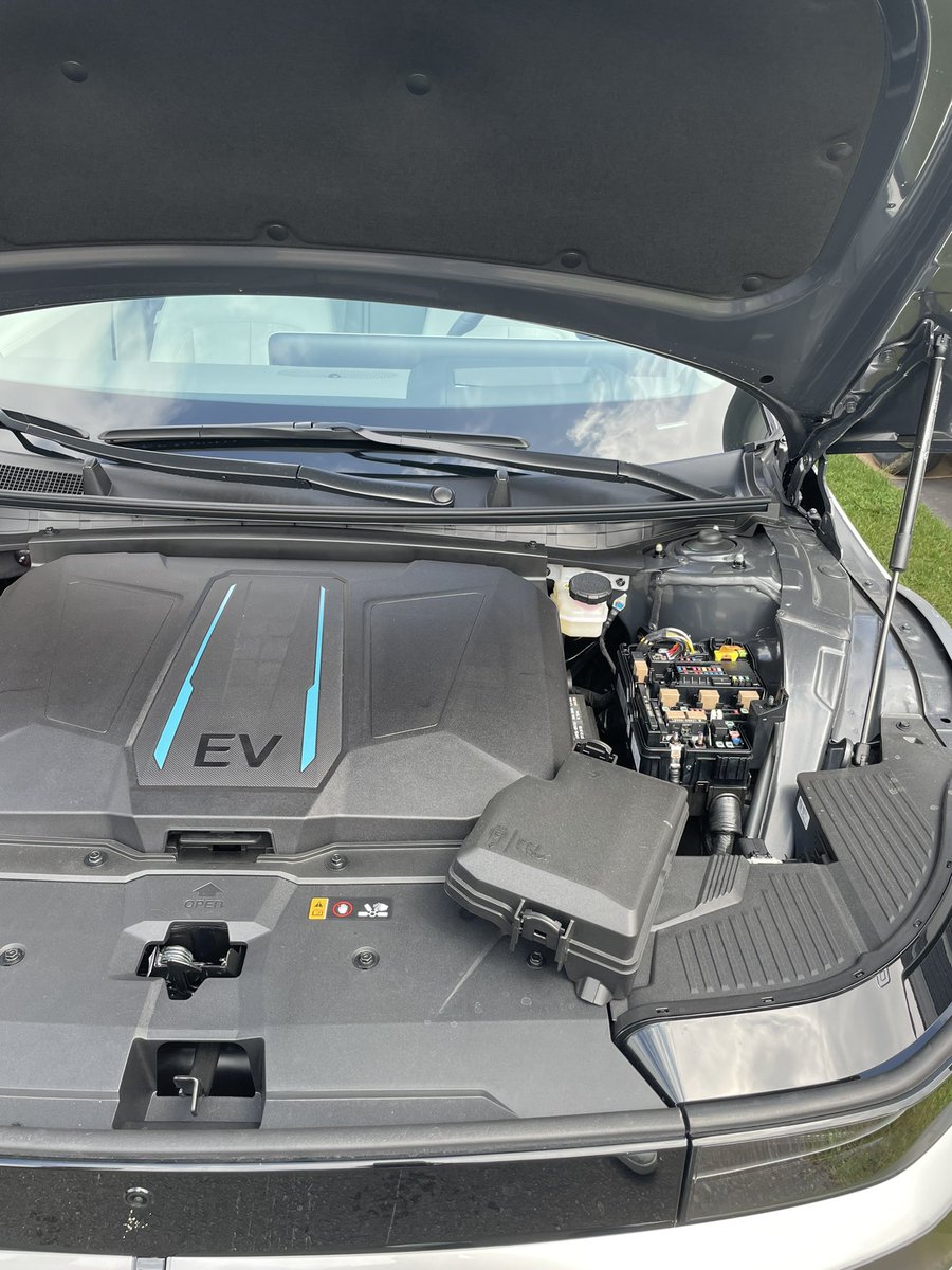 RandyNarinee's tweet photo. xEVs have different designs and features, so check their response guides before handling them.
For example, this @HyundaiCanada Ioniq5 BEV has a fuse you can pull out, while Teslas have a loop you need to cut.
#evresponse #BEV #firstresponders https://t.co/kyQRpZSQzZ