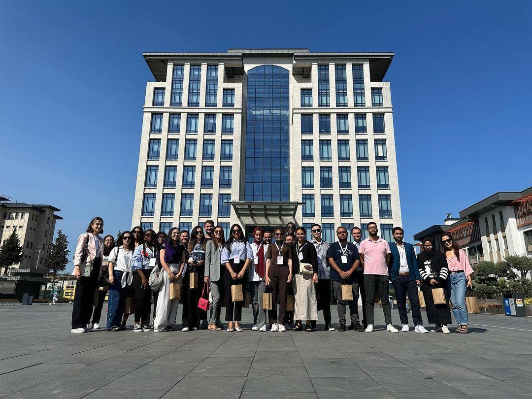 TBB's tweet photo. #Localinternational Eğitim Programı öğrencileri, bugün Zeytinburnu Belediyesini ziyaret ederek belediyeye ait Buzadası Tesisi, Tıbbi Bitkiler Bahçesi ve Millet Kıraathanesi’ni inceledi.
@SilivriBel ‘de misafir öğrencileri ağırlayan Silivri Belediye Başkan Yardımcısı Emre Saltıkoğlu ise belediye hizmetleri hakkında öğrencileri bilgilendirdi.
Öğrenciler, Silivri’deki Kalepark ve Mübadele Evi Müzesi’ne yapılan gezilerle beşinci gün etkinliklerini tamamladı.