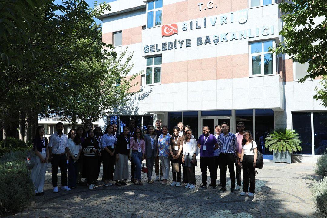TBB's tweet photo. #Localinternational Eğitim Programı öğrencileri, bugün Zeytinburnu Belediyesini ziyaret ederek belediyeye ait Buzadası Tesisi, Tıbbi Bitkiler Bahçesi ve Millet Kıraathanesi’ni inceledi.
@SilivriBel ‘de misafir öğrencileri ağırlayan Silivri Belediye Başkan Yardımcısı Emre Saltıkoğlu ise belediye hizmetleri hakkında öğrencileri bilgilendirdi.
Öğrenciler, Silivri’deki Kalepark ve Mübadele Evi Müzesi’ne yapılan gezilerle beşinci gün etkinliklerini tamamladı.