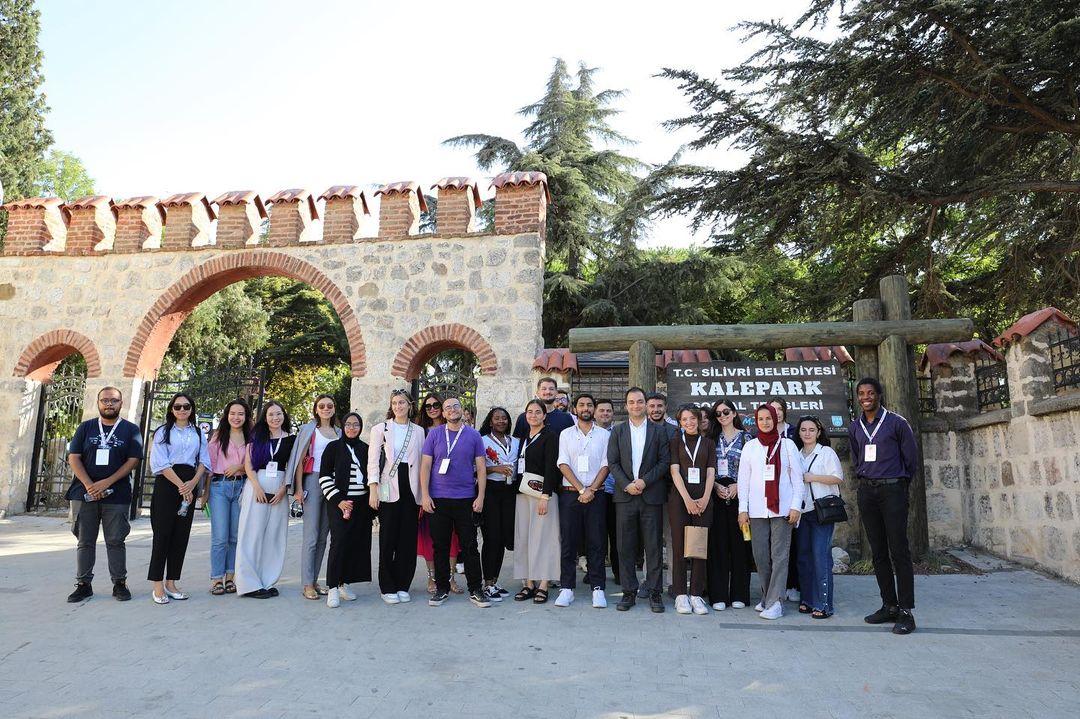 TBB's tweet photo. #Localinternational Eğitim Programı öğrencileri, bugün Zeytinburnu Belediyesini ziyaret ederek belediyeye ait Buzadası Tesisi, Tıbbi Bitkiler Bahçesi ve Millet Kıraathanesi’ni inceledi.
@SilivriBel ‘de misafir öğrencileri ağırlayan Silivri Belediye Başkan Yardımcısı Emre Saltıkoğlu ise belediye hizmetleri hakkında öğrencileri bilgilendirdi.
Öğrenciler, Silivri’deki Kalepark ve Mübadele Evi Müzesi’ne yapılan gezilerle beşinci gün etkinliklerini tamamladı.