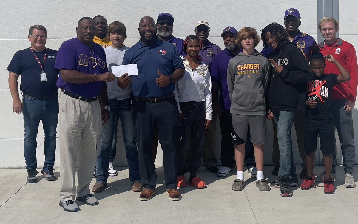 CMSCovTn's tweet image. Thank you to the Gamma Iota Iota Chapter of the Omega Psi Phi Fraternity, Inc. for their donation to Crestview Middle School! 
#StrongerTogether
#communitytogetherness