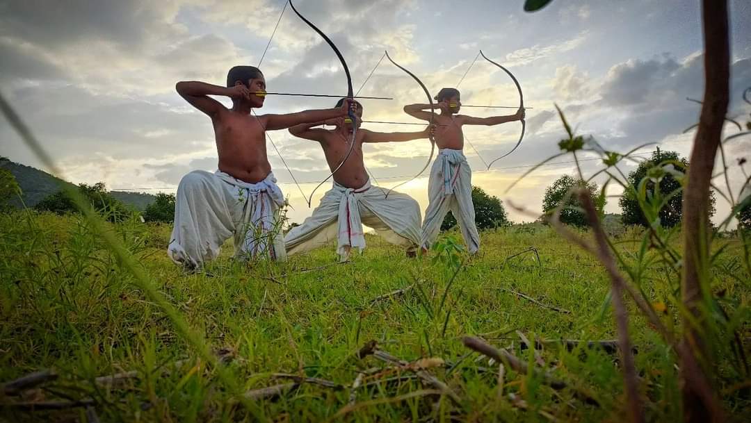 IDhanurveda's tweet photo. With each bow, each movement, and each breath, practitioners of Dhanurvidya honor the traditions that shape their journey.
.
.
.

#dhanurveda 
#isodhan  #dhanurvidya #Mahabharat #guru #gurukula #warrior  #JaiShreeRam #hindu #parasurama #Archery #india  #arrow #traditionalarchery https://t.co/bkiXZQvNQh