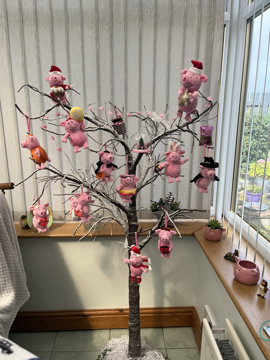 mybeccar's tweet photo. @marksandspencer my Mum’s Percy tree. If you have anything you could add to it she would love to add to the display. #percypig
 #mandspercypigs https://t.co/1D0ZmwKV1g