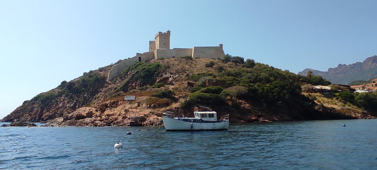 Guitri13's tweet photo. #Corse du sud - Golfe de #Porto
@UNESCO_fr 📷 #photography
2/3 - Port de #Girolata
Et son fortin du XV ieme siècle (époque génoise), tout juste restauré, pas encore ouvert au public 😉 #patrimoine https://t.co/w4iVrcRSNN