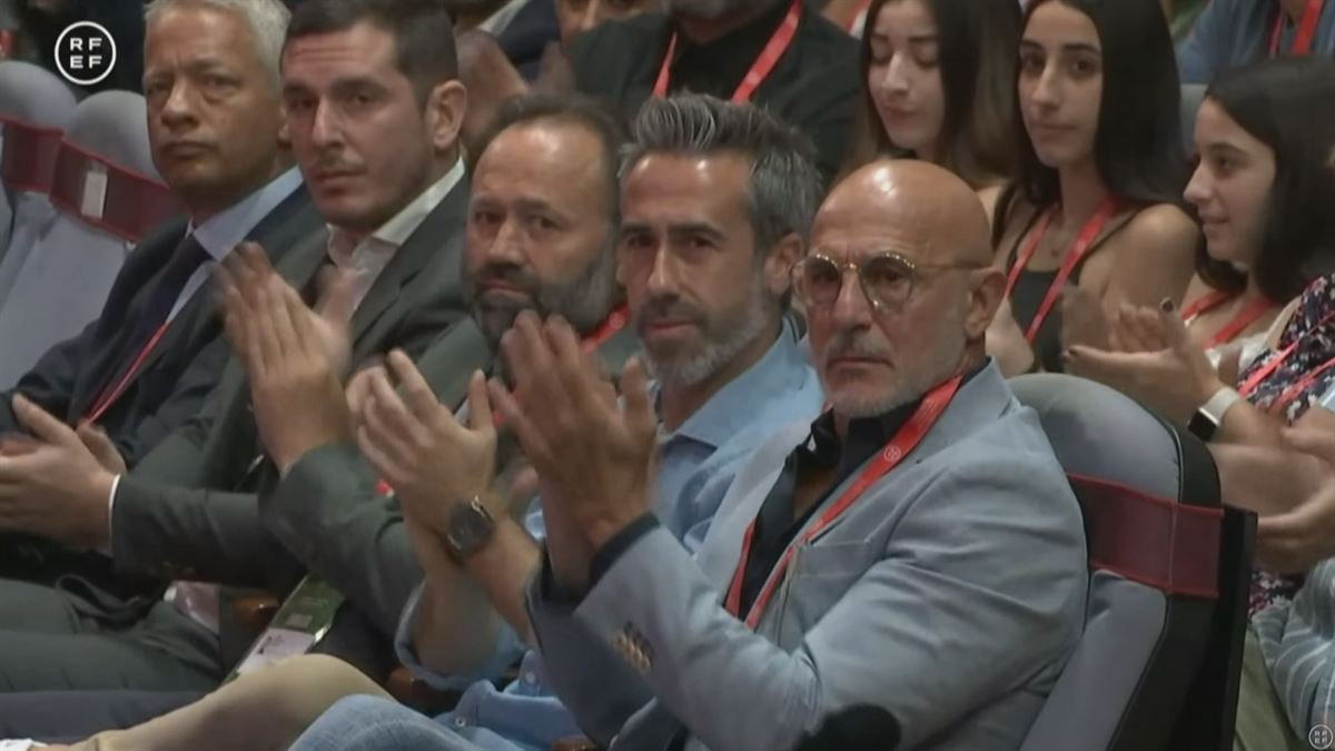 raulxgp's tweet photo. Hoy #Rubiales deja una magistral lección de lo que es el machismo para la Historia: frente a la evidencia de lo que vemos y de lo que diga una mujer, creer al hombre. https://t.co/6N0FHiRf1k